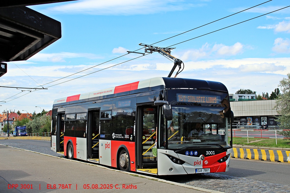 DPP 3001 | EL8-78AT | Prag V Olšinách Metro Strašnická, 10000 Prag 10 - Strašnice | ein  Škoda E'CITY