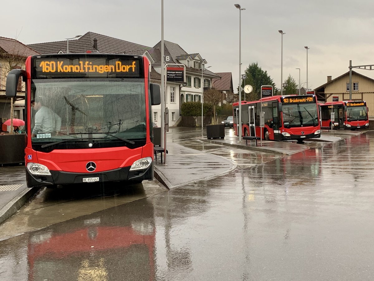 Drei Bernmobil MB C2 K hybrid 441, 442 und 444 am 5.3.20 auf dem Bahnhofplatz Münsingen.