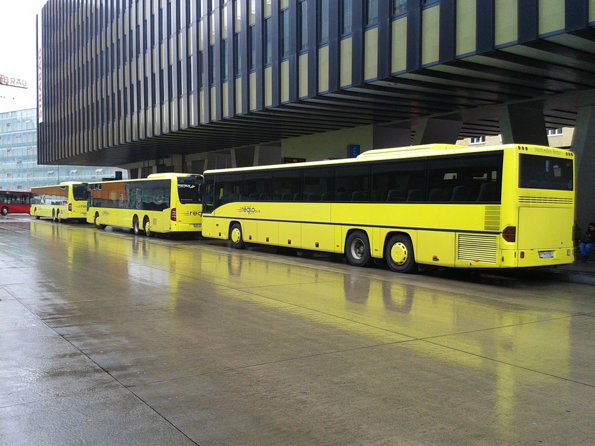 Drei Mercedes-Benz O 550 von POSTBUS am 15.5.2015 an der Haltestelle Innsbruck Hauptbahnhof.