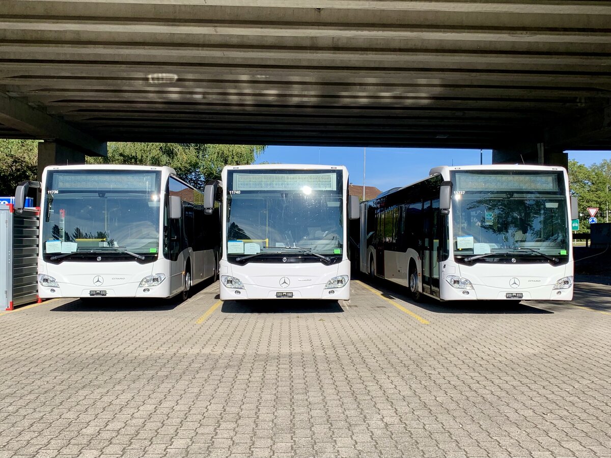 Drei neue MB C2 G Ü hybrid '11736', '11740' und '11737' für PostAuto Regie Delemont am 1.10.21 bei Interbus Kerzers.
