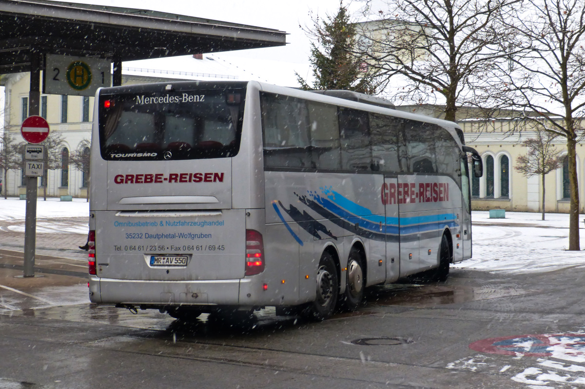 Dreiachsiger Mercedes Tourismo von Grebe-Reisen aus Dautphetal-Wolfgruben fährt am 28.11.2015 auf den Bahnhofsvorplatz von Nordhausen.