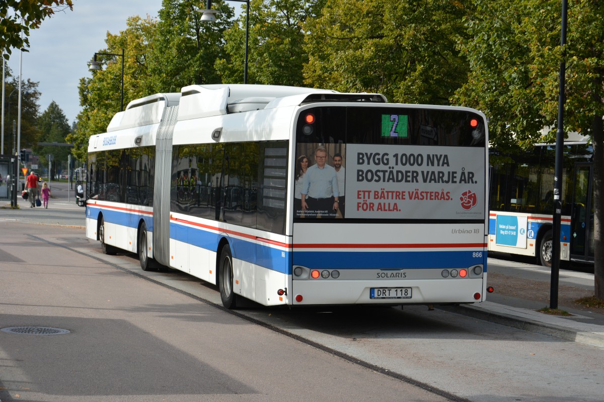 DRT 118 befindet sich am 17.09.2014 auf der Stadtlinie 2 am Busbahnhof Västerås. Aufgenommen wurde ein Solaris Urbino 18 CNG.