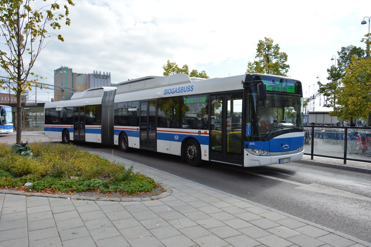 DRT 118 befindet sich am 17.09.2014 auf der Stadtlinie 2 am Busbahnhof Västerås. Aufgenommen wurde ein Solaris Urbino 18 CNG. 