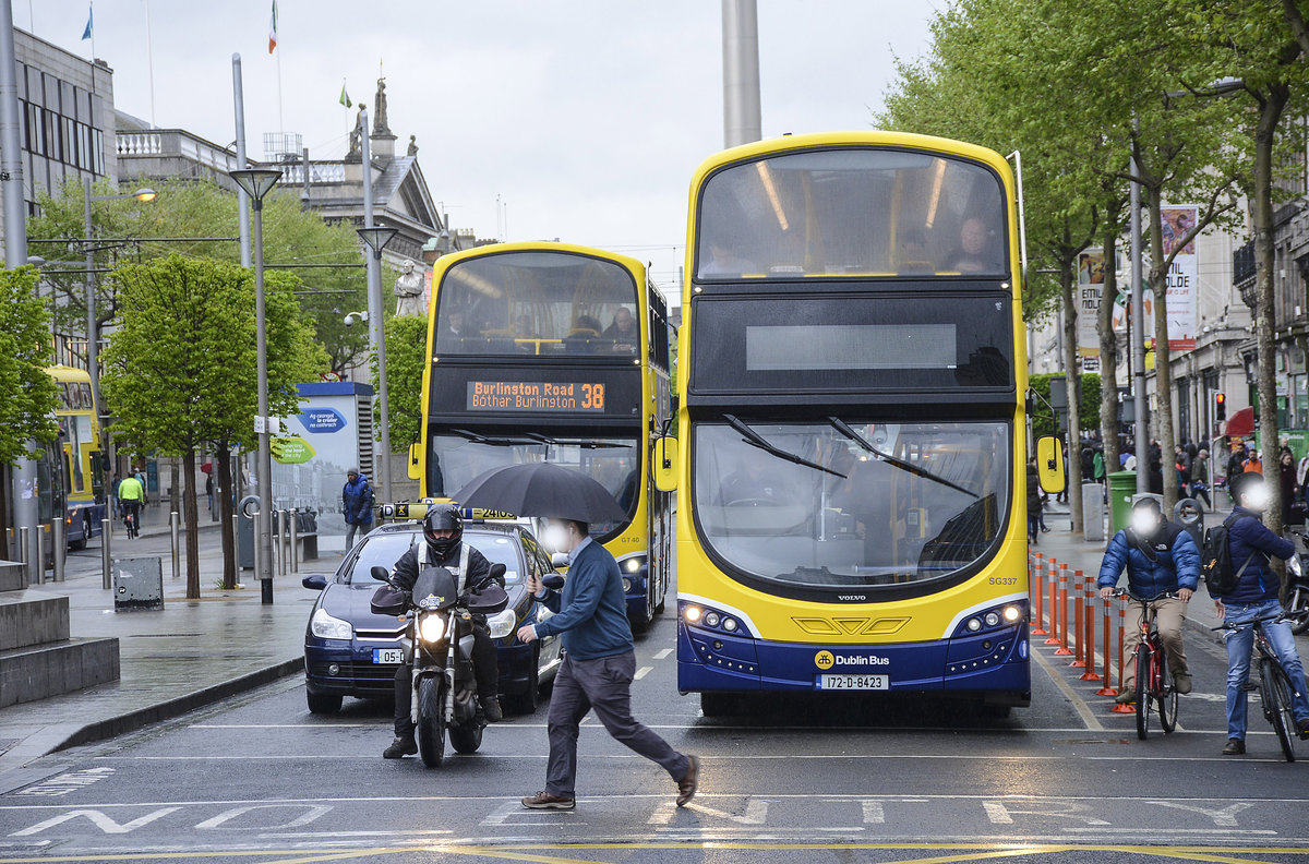 Dublin Bus GT40 (Volvo) und Dublin Bus SG337 (Volvo) in D'Olier Street. Aufnahme: 9. Mai 2018.