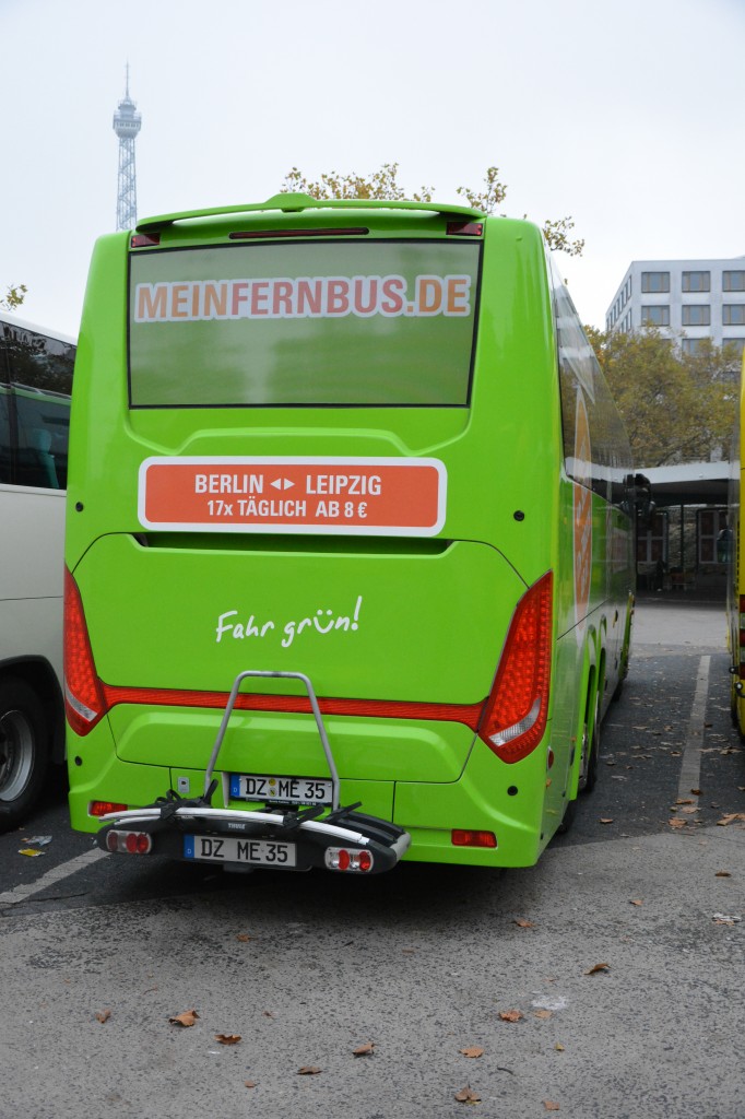 DZ-ME 35 (Scania Touring) macht am 25.10.2014 Pause am ZOB in Berlin.
