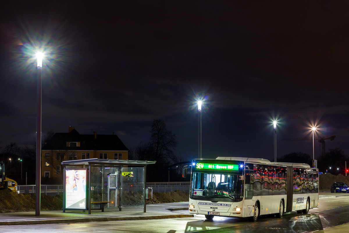 E-MO 697, ex. Verkehrsgesellschaft Kreis Unna mbH, Kamen 05-63 (UN-VK 351), steht am Abend des 31.3.2018 als SEV für den RE1 auf dem Duisburger ZOB.