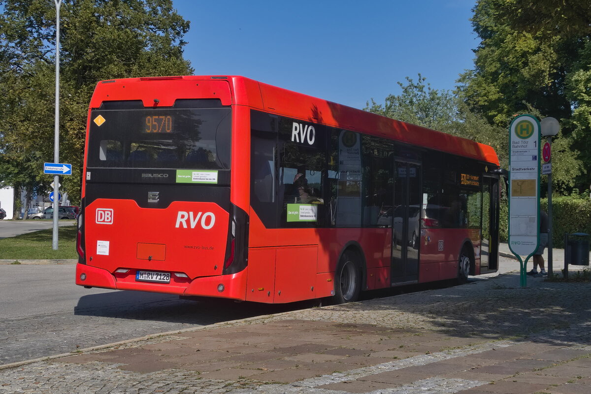 Ebusco Elektrobus von Regionalverkehr Oberbayern (M-RV 7128) als Linie 9570 in Bad Tölz, Bahnhof. Aufgenommen 30.8.2022.