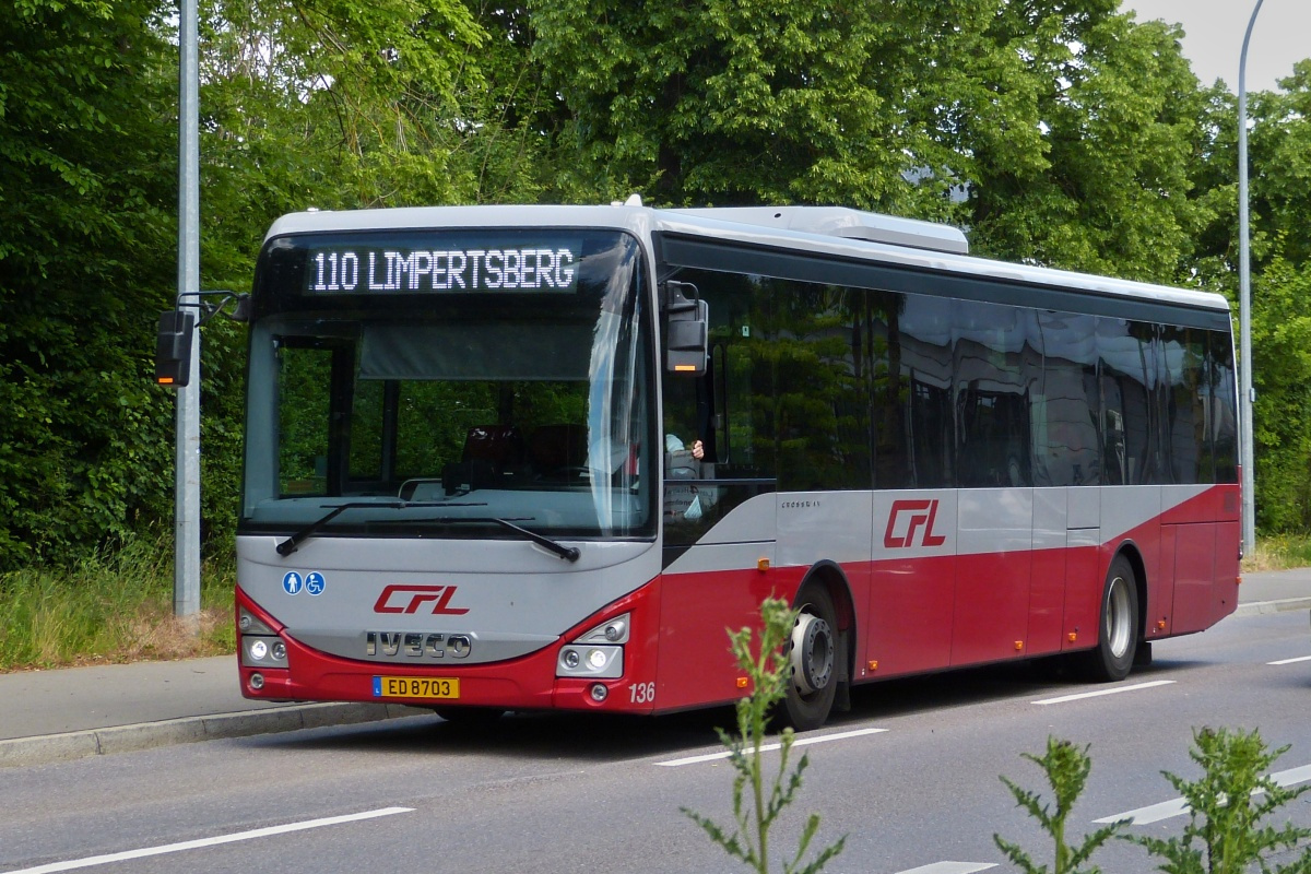 ED 8703, Iveco Crossway des CFL, auf der Linie 110 in der Stadt Luxemburg unterwegs. 05.2022 

