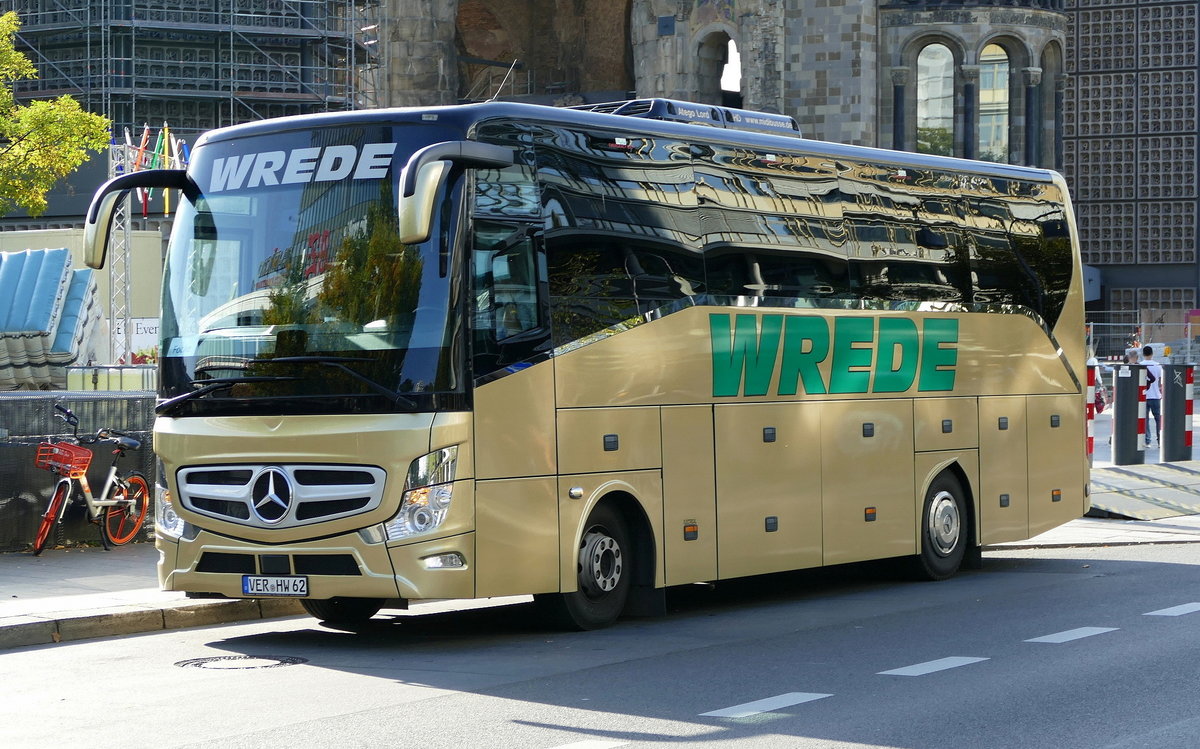 Eher seltener anzutreffen, ein Mercedes -Benz Atego 12.240 Lord HD vom Reisedienst Wrede. Berlin /Breitscheidplatz im Oktober 2019.