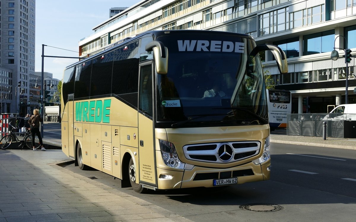 Eher seltener anzutreffen, dieser Mercedes -Benz Atego 12.240 Lord HD vom Reisedienst Wrede. Berlin /Breitscheidplatz im Oktober 2019.