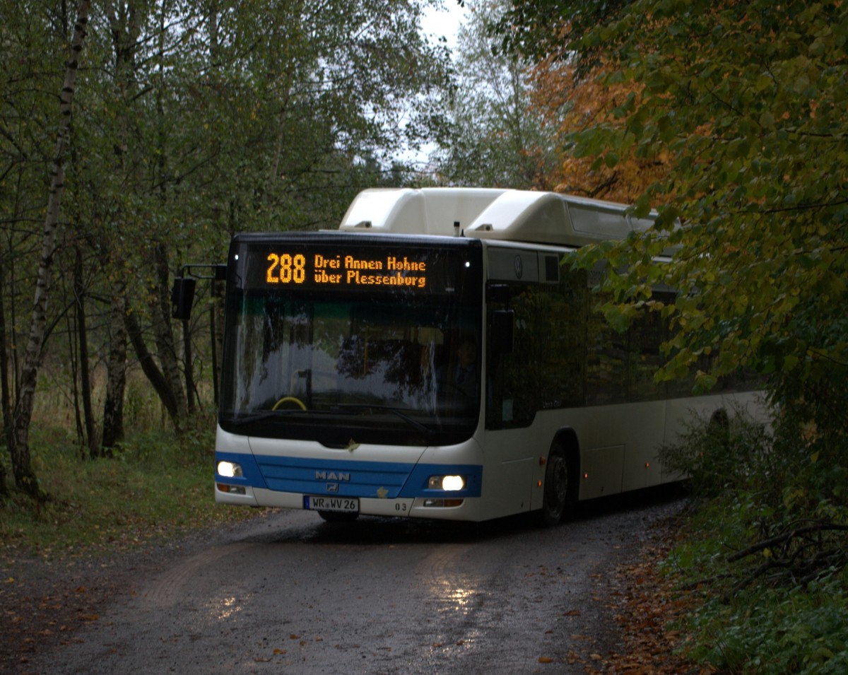 Eigentlich kommen nur Wanderer um die Waldecke, hier aber ein moderner MAN Bus der 
Waldlinie 288 der HVB  , den genauen Typ konnte der Fotograf nicht ermitteln, aber das Motiv ist bewußt gewählt:  Der Bus kommt um die Ecke  15.10.2013 11:18 Uhr kurz vor Drei Annen Hohne. 