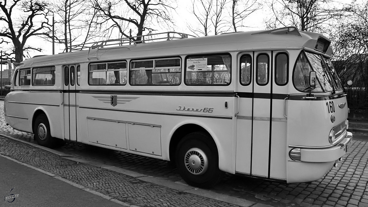 Ein bestens erhaltener Ikarus 66 präsentiert sich Anfang April 2018 in Dresden.
