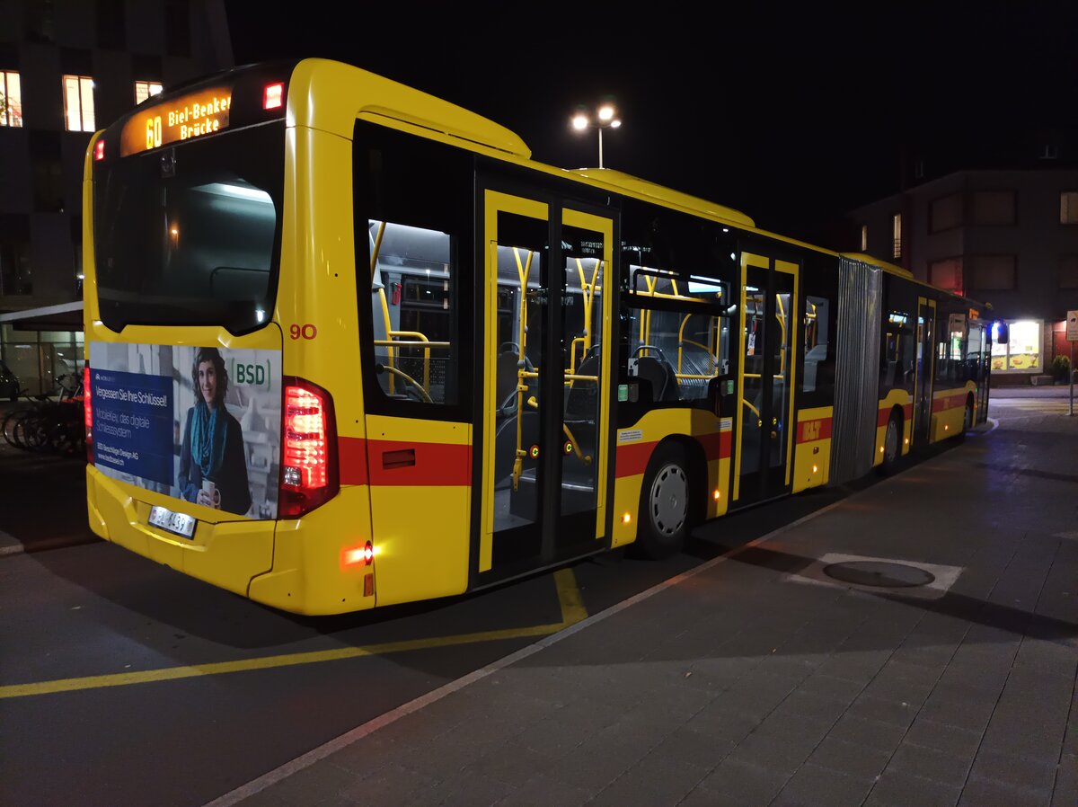 ein BLT Gelenkbus mit 4 Türen auf der Linie 47 am 2.03.2022 in Muttenz Bahnhof
