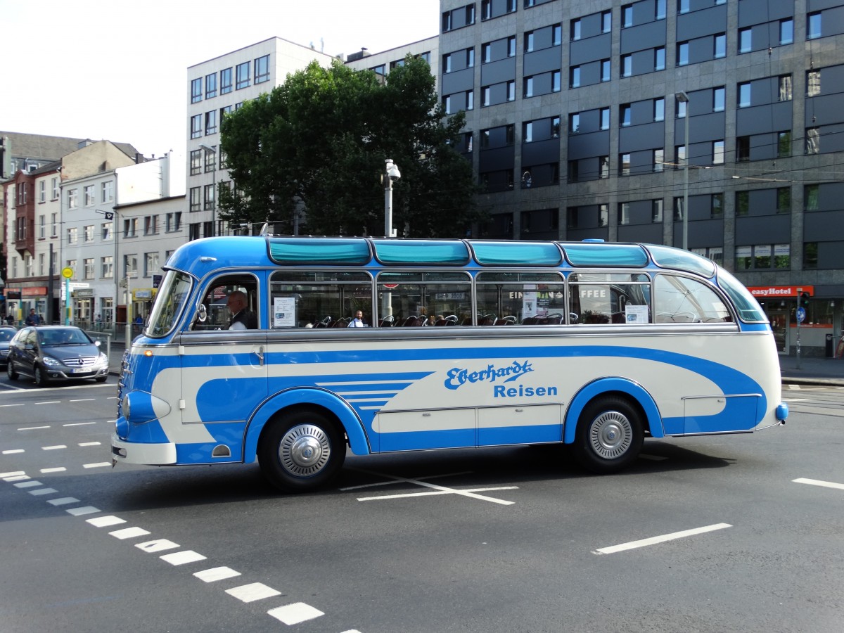 Ein Büssing 4000 TS am 20.08.15 in Frankfurt am Main 