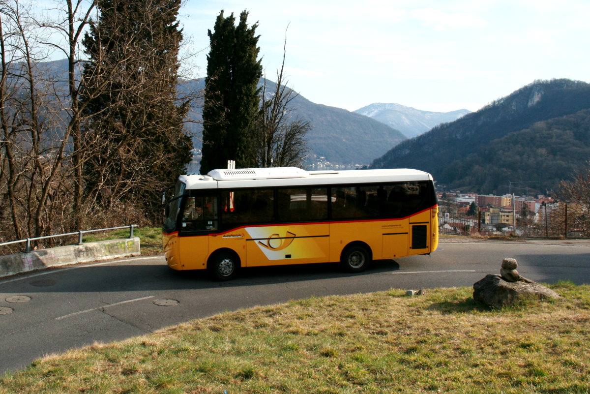 Ein Cacciamali TCI972 Postauto auf dem Kurs 62.425 Novagglo Posta - Magliaso Stazione in Pura; 01.03.2015