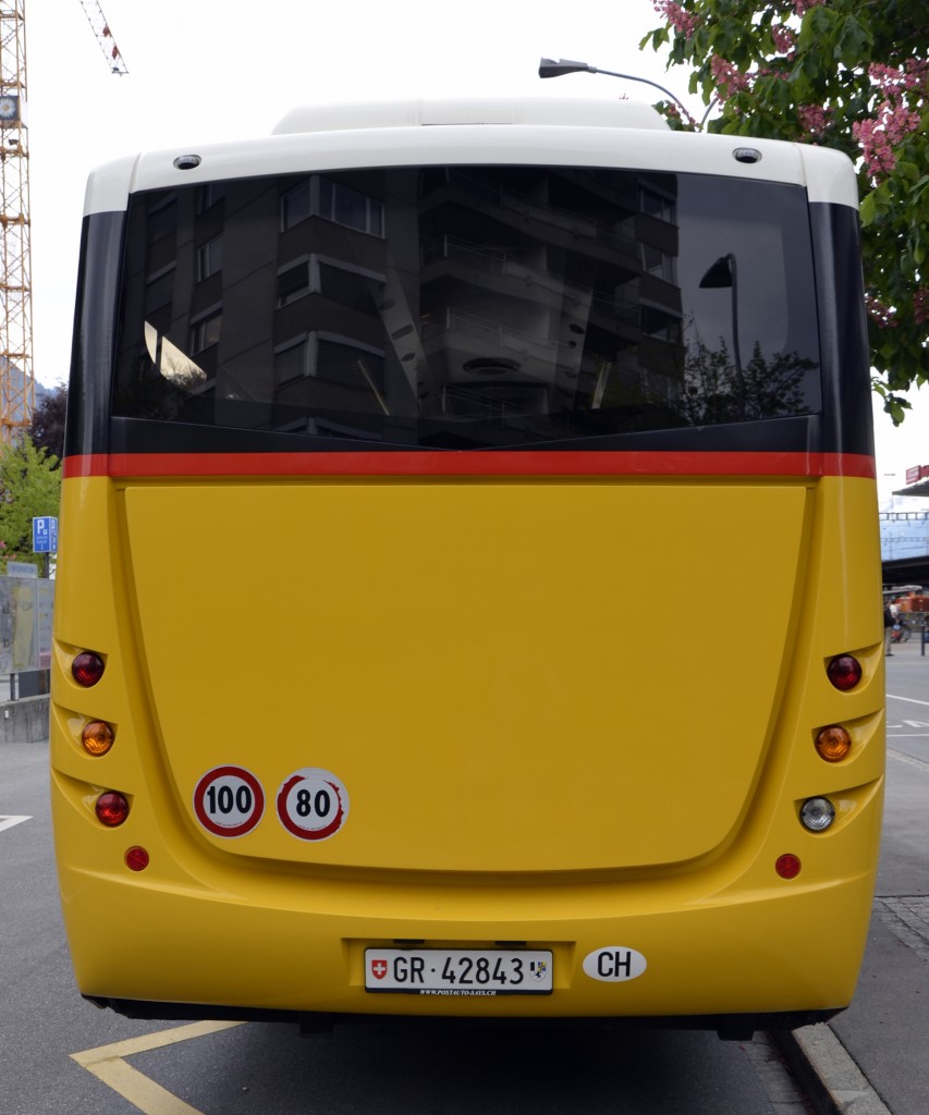 Ein Cacciamali-Thesi mit Iveco-Chassis vor dem Bahnhof Landquart am 10.05.2014. Hier die Rückfront.