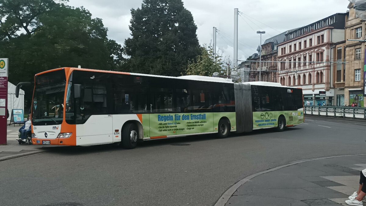 ein Citaro Gelenkbus der Heidelberger mit Polizei Werbung am Hauptbahnhof 28.8.2021