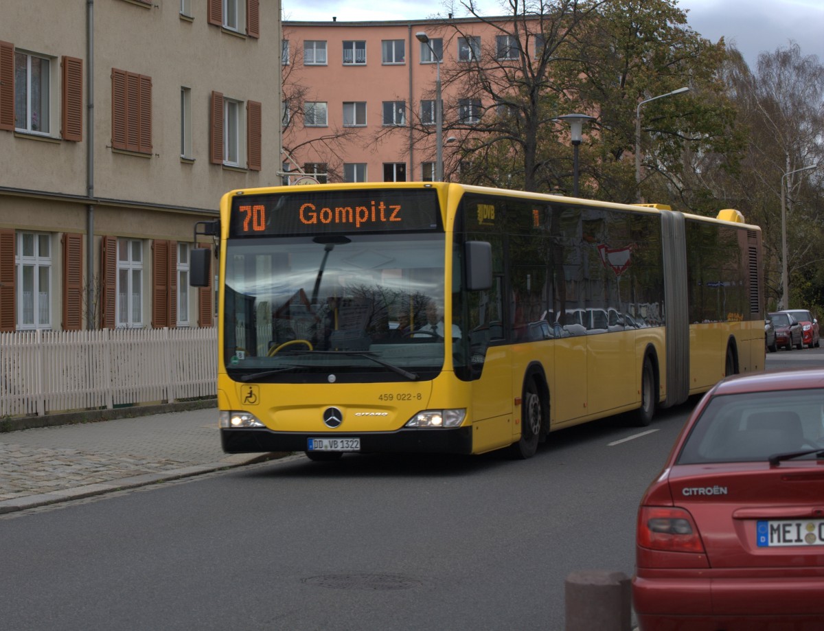 Ein Citaro ist hier auf der Linien 70 nach Gompitz unterwegs, kurz vor der Haltestelle Am Trachauer Bahnhof. 07.11.2013 12:36 Uhr.