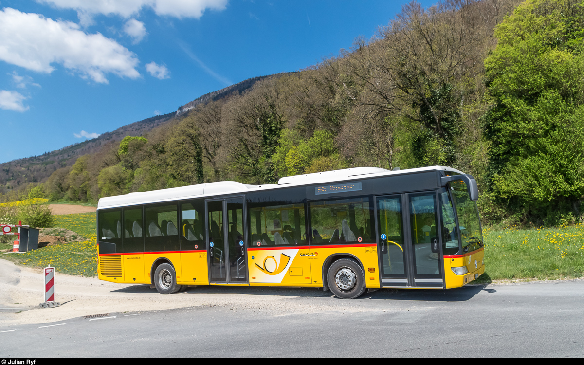 Ein Citaro von Postauto am 13. April 2017 auf einer Umleitungsroute oberhalb Concise.