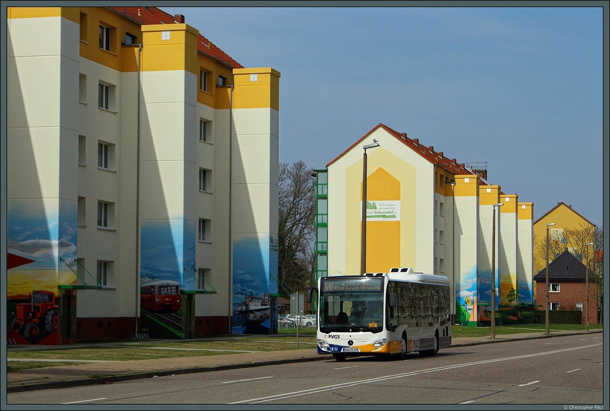 Ein Citaro der PVGS passiert als Fahrt der Linie 510 nach Kalbe die Ernst-Thälmann-Straße in Salzwedel. Die mit der Sanierung der Wohnhäuser entstandenen Fahrstuhlschächte wurden u.a. mit Motiven aus dem Verkehrswesen gestaltet. (09.04.2018)