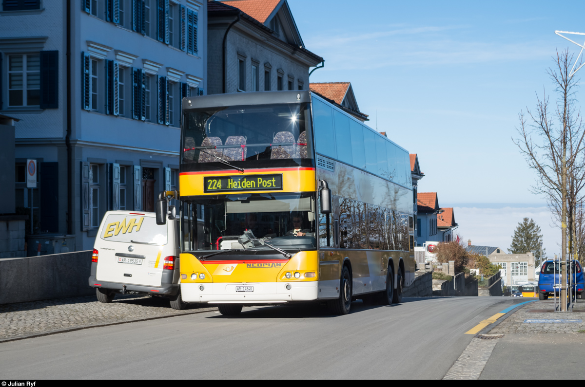 Ein Doppelstock-Postauto erreicht vom Bahnhof Heiden her kommen Heiden Post. Im Hintergrund das Nebelmeer über dem Bodensee. 07.12.2015