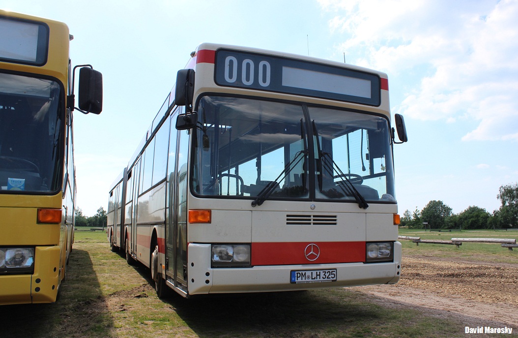 Ein ehemaliges Fahrzeug der Firma Wiebusch, ein MB O405G pausiert am 22. Mai 2014 vor dem Domstiftgut Klaistow.