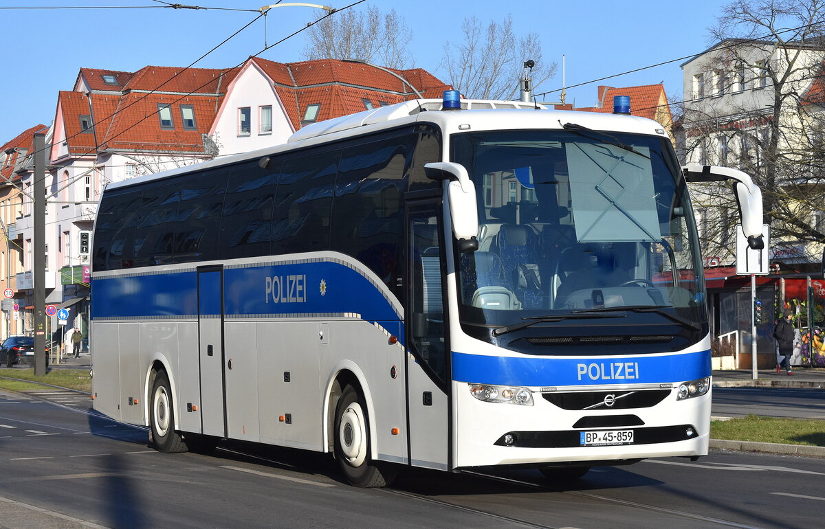Ein Fahrzeug der Bundespolizei mit der internen Bezeichnung  Schwerer Mannschaftskraftwagen (sMkw) , ein Volvo RH 9700 Reisebus, 1. Auslieferungsserie 2018. Ausgebaut wurden die Fahrzeuge von der Esser GmbH, hier am 19.01.23 Berlin Karlshorst.