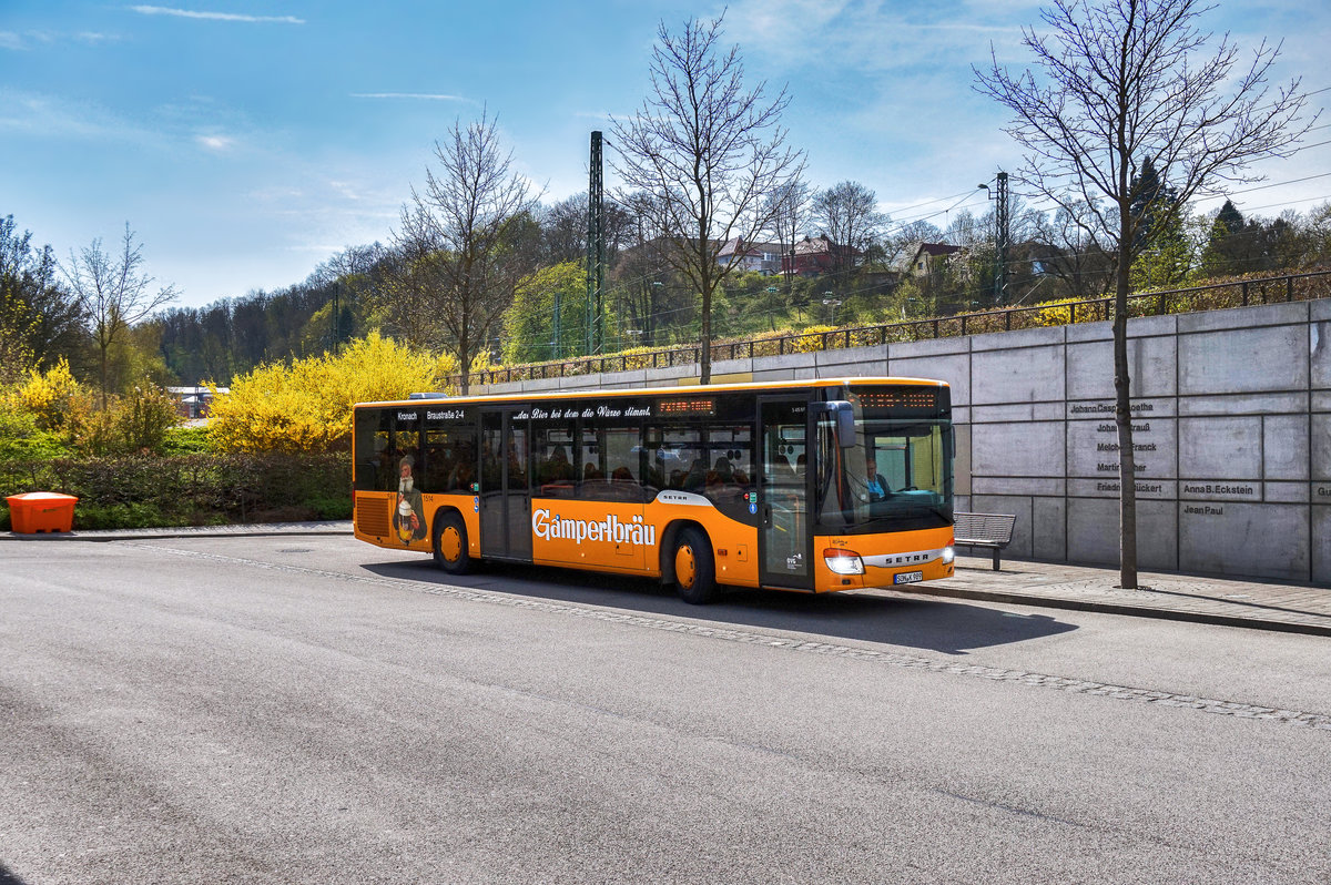 Ein für Gamperlbräu werbender SETRA S 415 NF der OVG, steht am 10.4.2017 bei der Haltestelle Coburg Bahnhof/ZOB.