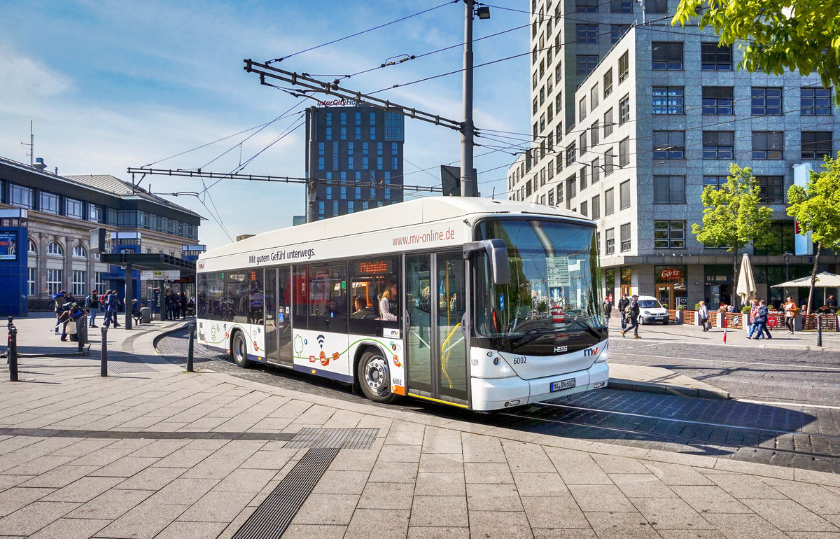 Ein HESS-Elekrobus der rnv, fährt am 20.4.2017, aus der Haltestelle Mannheim Hauptbahnhof aus.
Unterwegs war der Bus auf der Linie 63 (Mannheim, Hauptbahnhof - Lindenhof, Pfalzplatz).