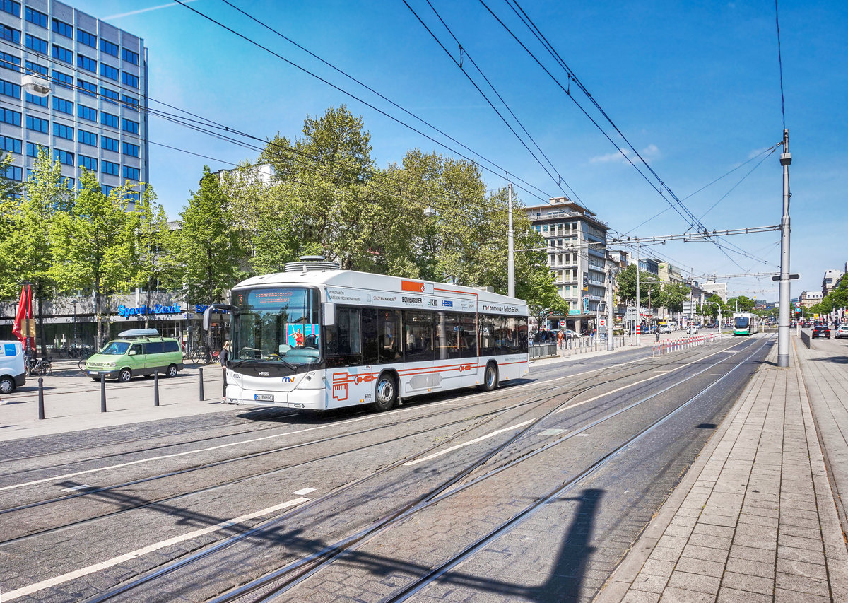 Ein HESS-Elekrobus der rnv fährt am 20.4.2017 nahe der Haltestelle Mannheim Hauptbahnhof vorüber.
Unterwegs war der Bus von Mannheim, Wasserturm nach Lindenhof, Lindenhofplatz, als SEV für die Tram-Linie 3, da diese den Hauptbahnhof aufgrund einer Baustelle umfährt.