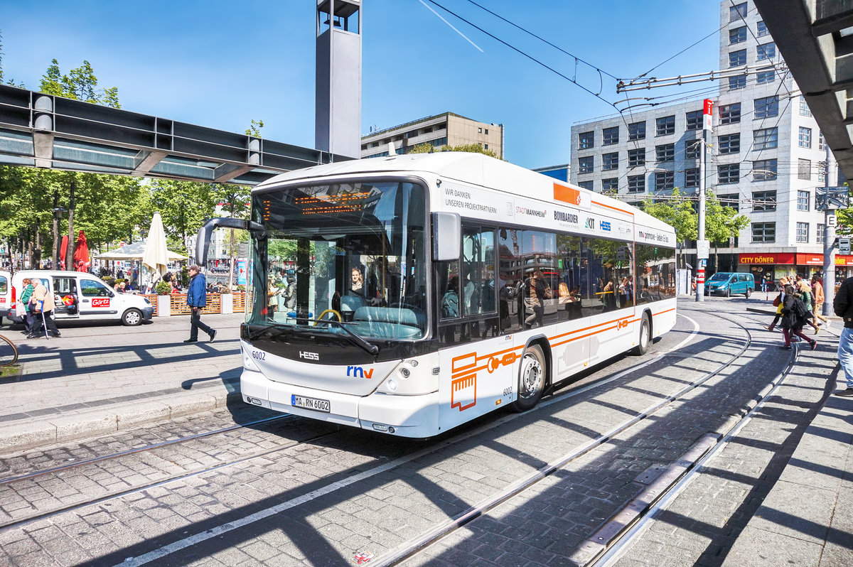 Ein HESS-Elekrobus der rnv fährt am 20.4.2017 in die Haltestelle Mannheim Hauptbahnhof ein.
Unterwegs war der Bus von Mannheim, Wasserturm nach Lindenhof, Lindenhofplatz, als SEV für die Tram-Linie 3, da diese den Hauptbahnhof aufgrund einer Baustelle umfährt.