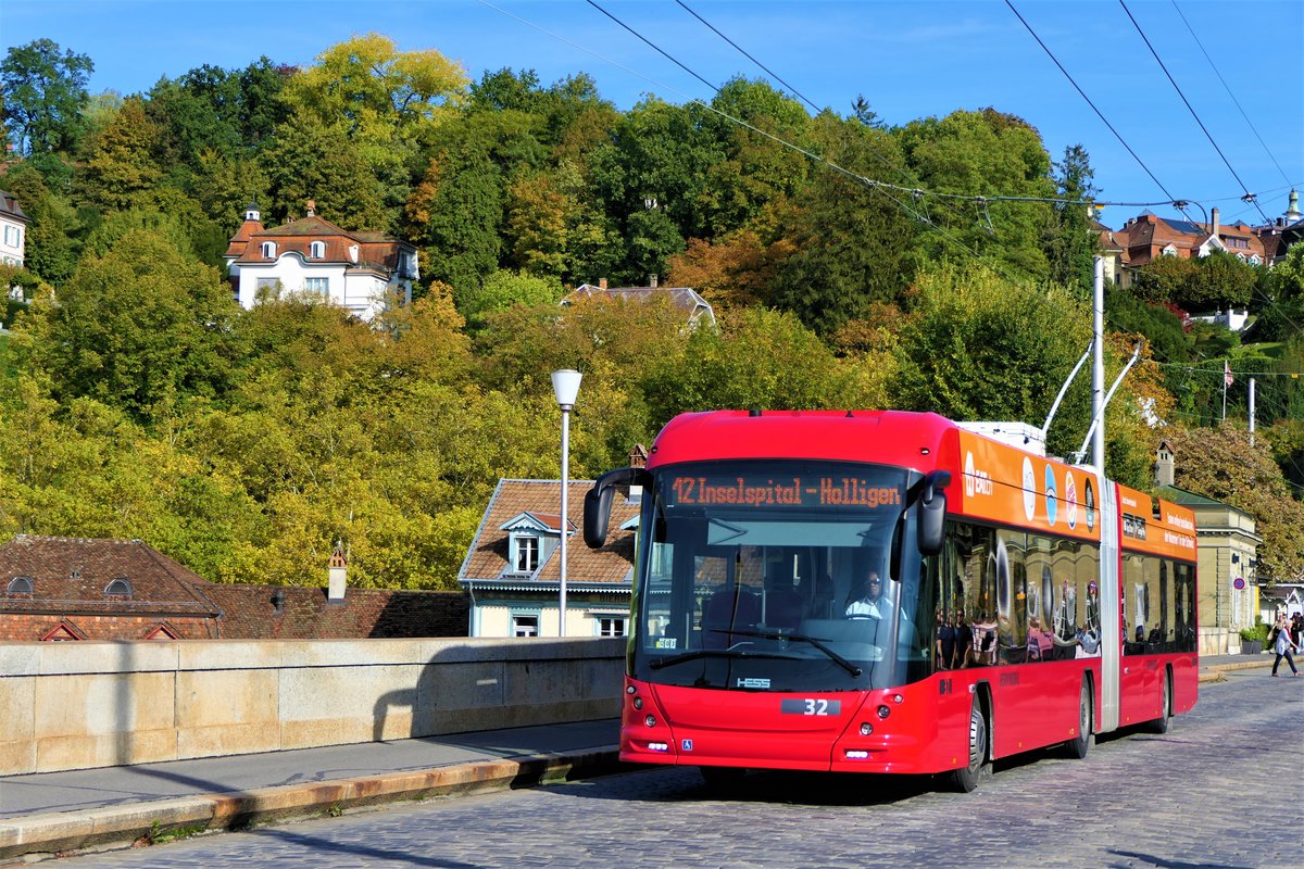 Ein Hess Swisstrolley 5 auf der Nydeggbrücke vor der einfahrt in die Berner Altstadt