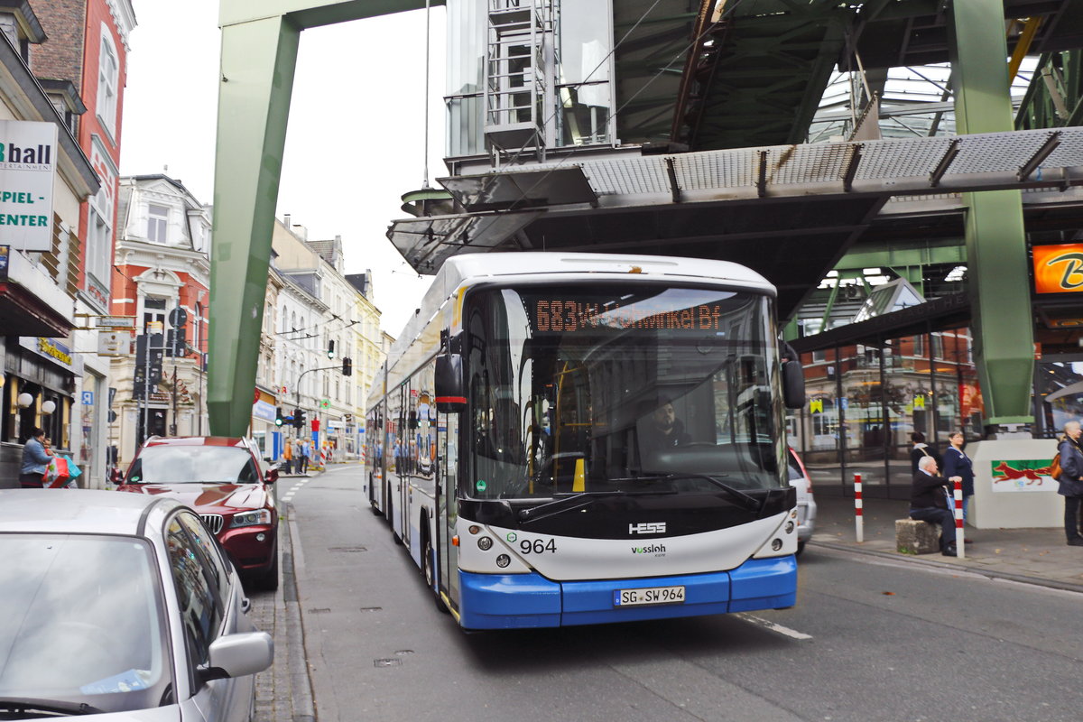 Ein HESS Vossloh Glieder O-Bus am 24. Oktober 2019 in Wuppertal an der Haltetelle Oberbarmen der Schwebebahnen. 