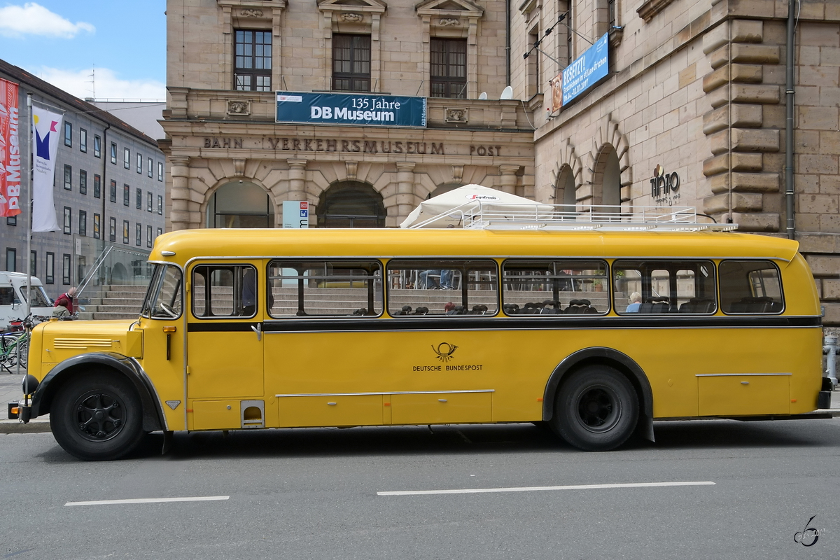 Ein historischer Postbus von MAN vor dem DB Museum in Nürnberg. (Mai 2017)