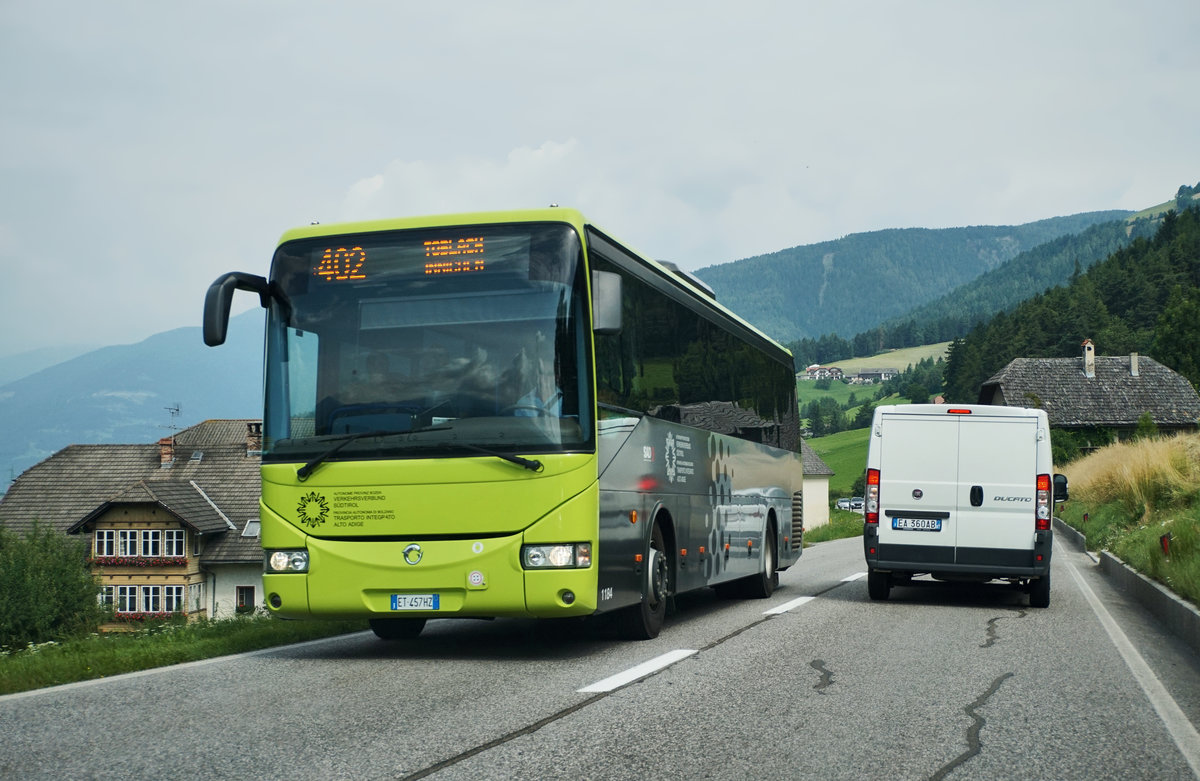 Ein Irisbus Crossway der SAD unterwegs als Linie 402 (Brunico, Autostazione/Bruneck, Busbahnhof - S. Candido, S. Sepolcro/Innichen, Außerkirchl), am 8.7.2016 in der Nähe der Haltestelle Bivio Valdaora/Abzweigung Olang.