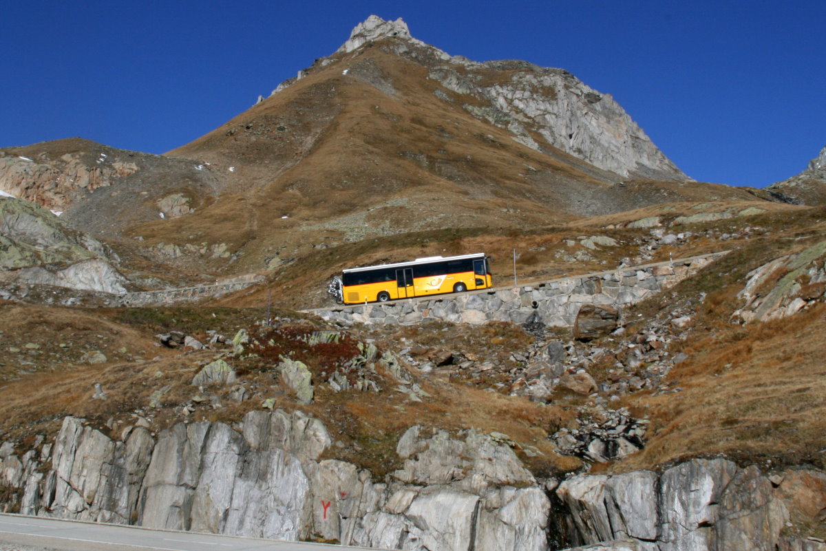 Ein Ivceo Crossway Postauto auf dem Kurs 62.111 Airolo - Oberwald auf der Nufenenpass-Ostrampe; 11.10.2015