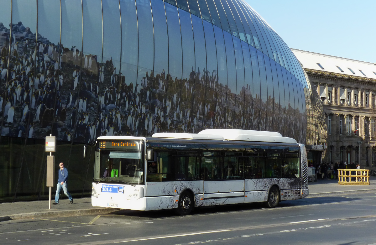 Ein Iveco Bus der CTS (Nr. 420) steht am Bahnhof von Strasbourg Ville bereit, um neue Fahrgäste aufzunehmen. 15.11.2015 