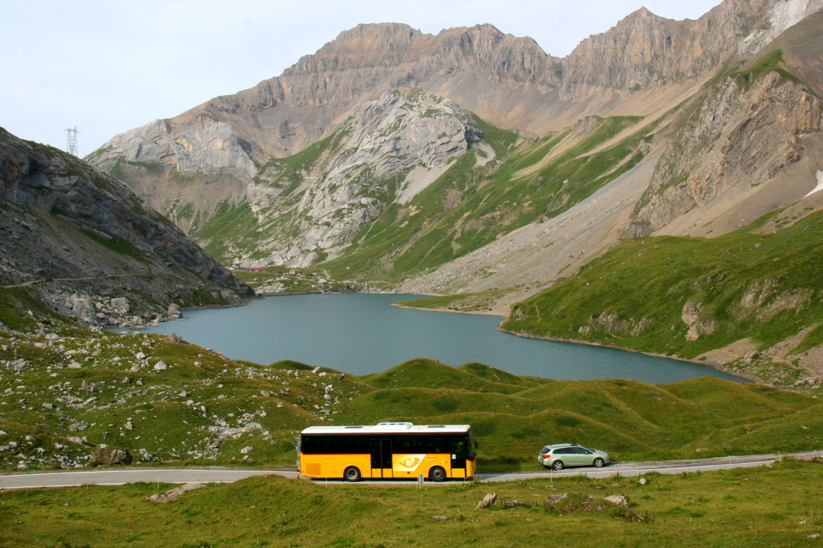 Ein Iveco Crossway Postauto auf der Linie 12.344 Barrage du Sanetsch - Chandolin-près-Savièse - Sion Gare kurz auf dem Weg zum Col du Sanetsch oberhalb vom Lac du Sanetsch; 03.09.2016