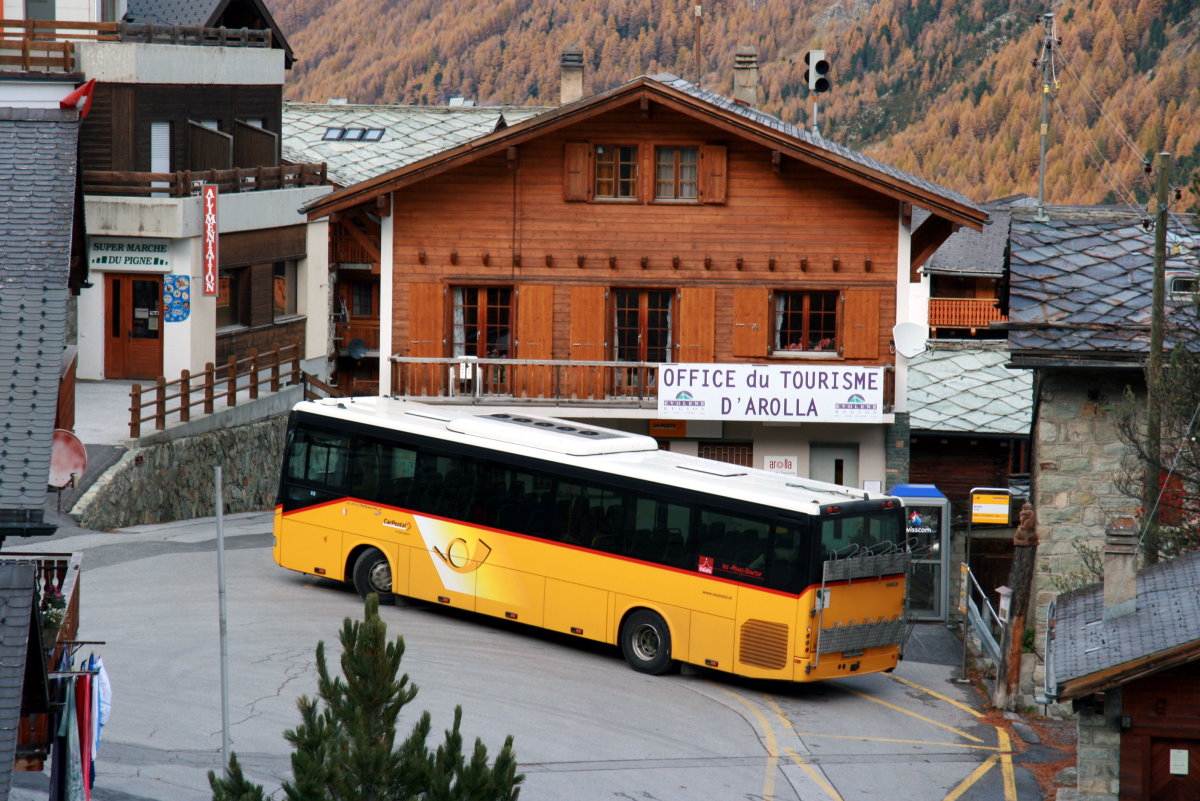 Ein Iveco Irisbus Crossway Postauto auf dem Kurs 12.382 Sion - Les Haudères - Arolla an der Endstation Arolla Poste; 02.11.2013