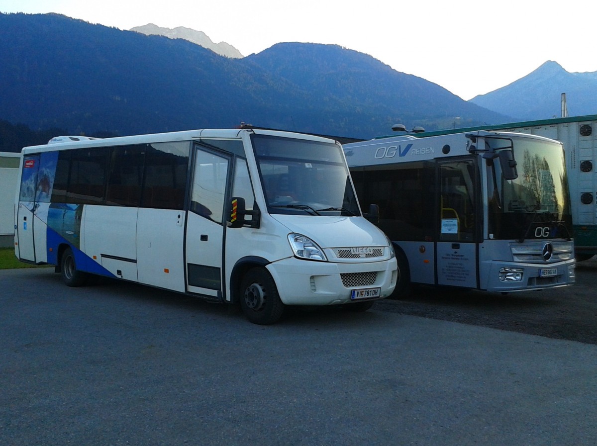 Ein Iveco-Kleinbus und ein Mercedes – Kutsenits Hydra der OGV am 31.10.2015 gebparkt bei der Tankstelle in Greifenburg.
