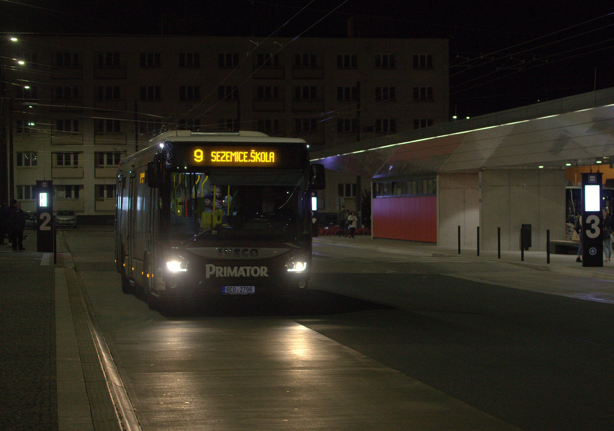 Ein Iveco Stadtbus der Linie 9 in Pardubice. 30.10.2019  19:41 Uhr.