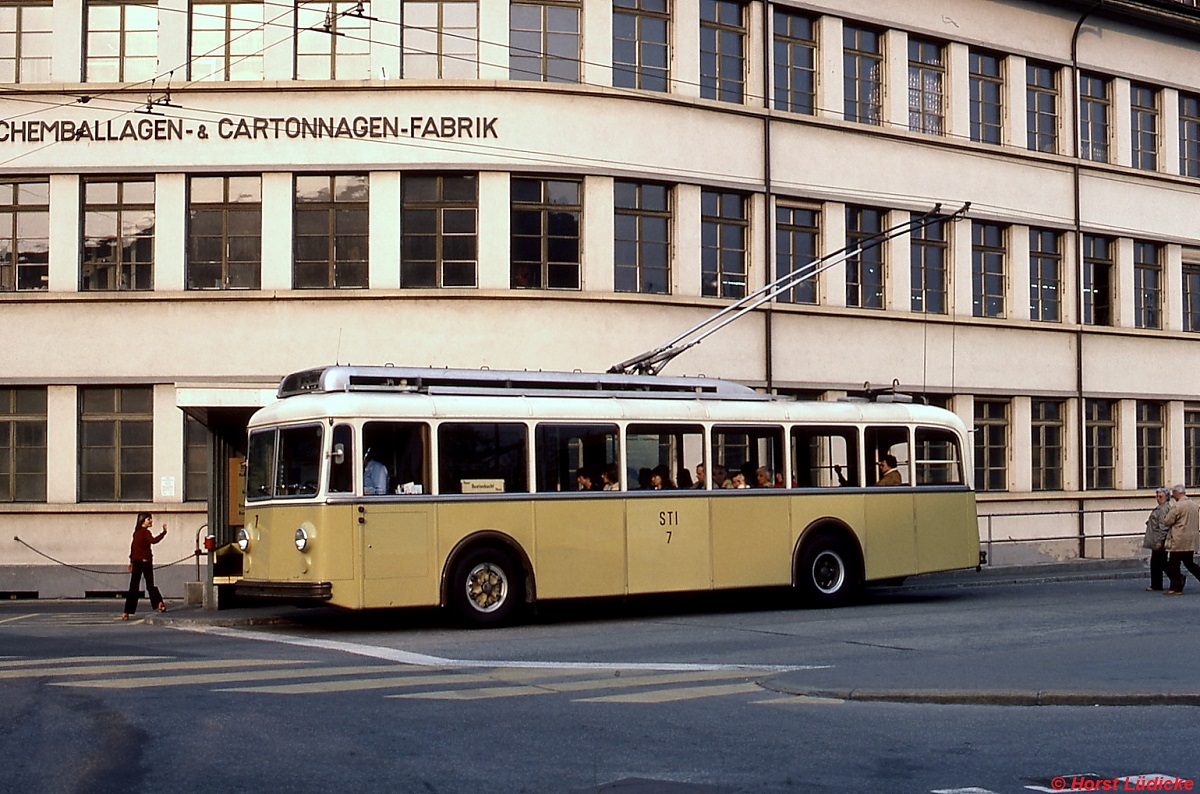 Ein Jahr vor der Stilllegung des Trolleybusbetriebes Thun - Beatenbucht entstand dieses Foto des Wagens 7 in Thun (April 1981). Der Betrieb besa lediglich die von Ramseier & Jenzer bzw. Gangloff (elektrische Ausrstung SAAS) 1952 gebauten Wagen 1-9.