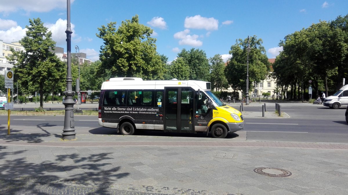 Ein Kleinbus von Mercedes im Einsatz als Linienbus auf der Linie 309 in Berlin zwischen Schloss Charlottenburg und der Schlossparkklinik. Aufgenommen am 08.06.2020.