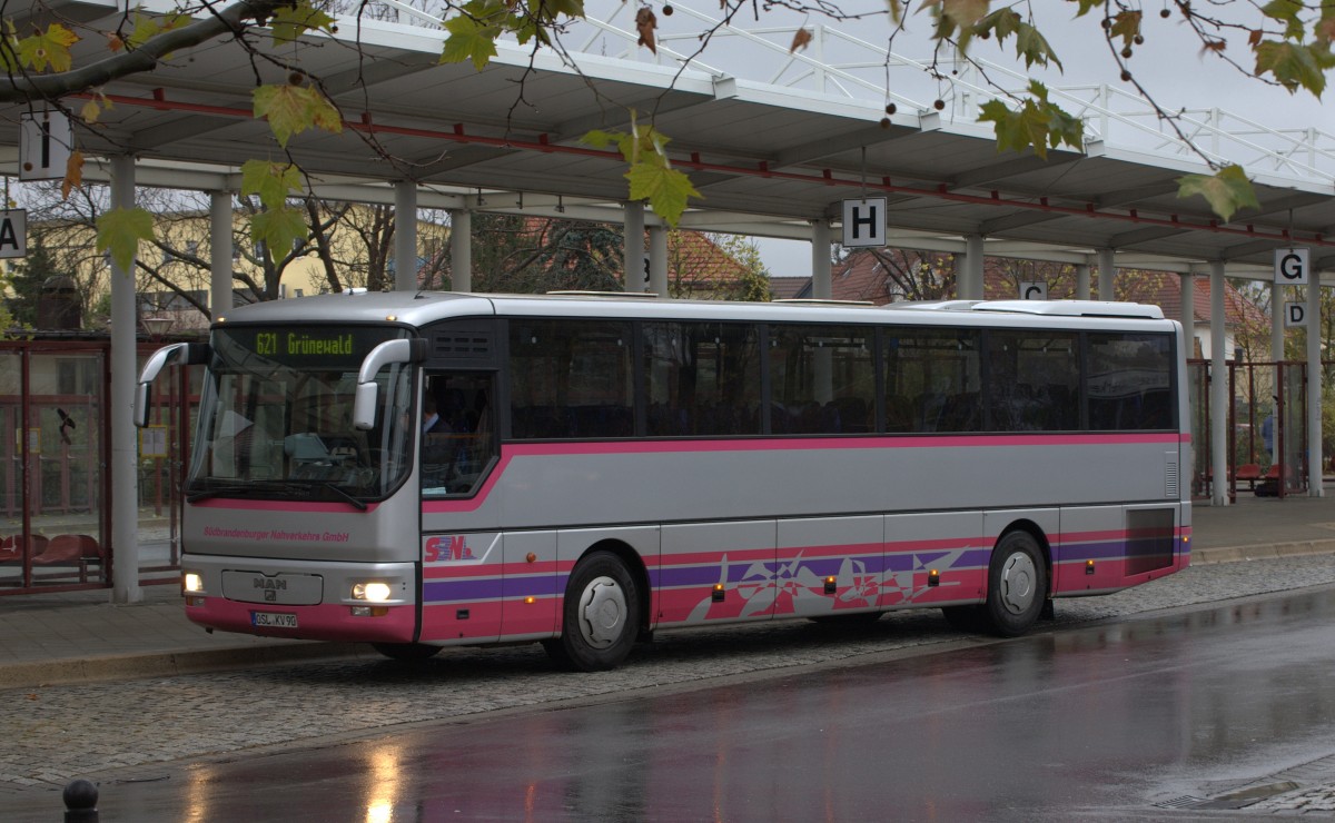 Ein MAN am Busbahnhof Senftenberg , leider kann ich den Bus nicht genau einordnen.
20.11.2013 15:15 Uhr