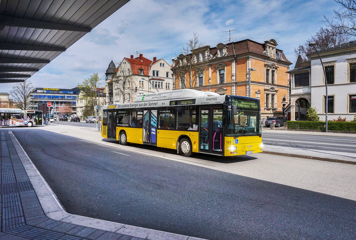 Ein MAN CNG Niederflurbus (Nr. 123) der SÜC, fährt am 10.4.2017 aus der Haltestelle Coburg Bahnhof/ZOB aus.
Unterwegs war der Bus auf der Linie 7A (Bahnhof ZOB - Hochschule - Weimarer Straße - Bahnhof ZOB).