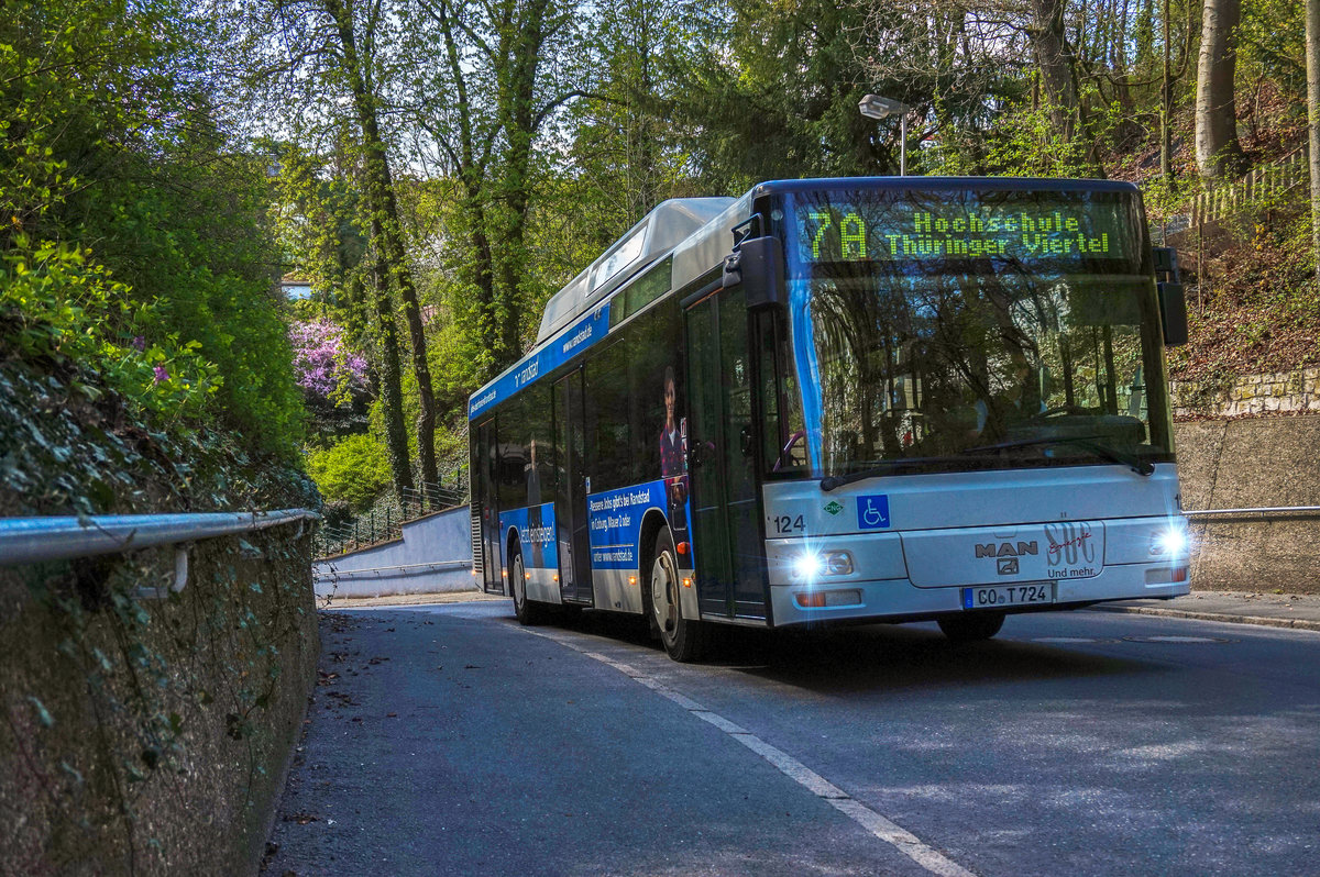 Ein MAN CNG Niederflurbus (Nr. 124) der SÜC, fährt am 11.4.2017 den Judenberg in Coburg hinauf.
Unterwegs war der Bus auf der Linie 7A (Bahnhof ZOB - Hochschule - Weimarer Straße - Bahnhof ZOB).