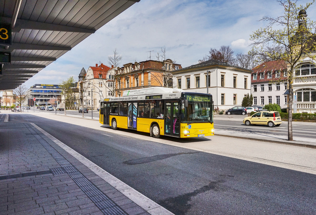 Ein MAN CNG Niederflurbus (Nr. 123) der SÜC, fährt am 10.4.2017 aus der Haltestelle Coburg Bahnhof/ZOB aus.
Unterwegs war der Bus auf der Linie 7A (Bahnhof ZOB - Hochschule - Weimarer Straße - Bahnhof ZOB).