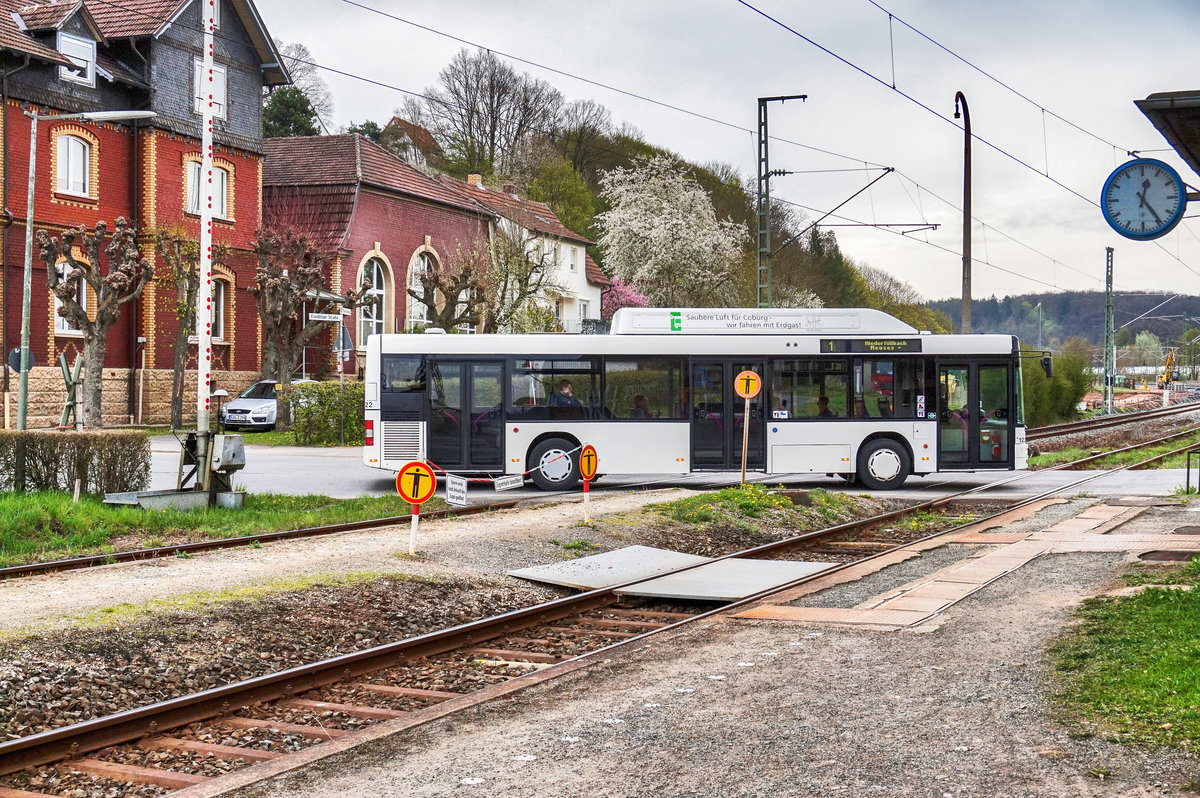 Ein MAN CNG Niederflurbus (Nr. 122) der SÜC, überquert am 12.4.2017 den Bahnübergang beim Bahnhof Creidlitz.
Unterwegs war der Bus auf der Linie 1 (Glend - Coburg Bahnhof ZOB - Theaterplatz -
 Niederfüllbach).