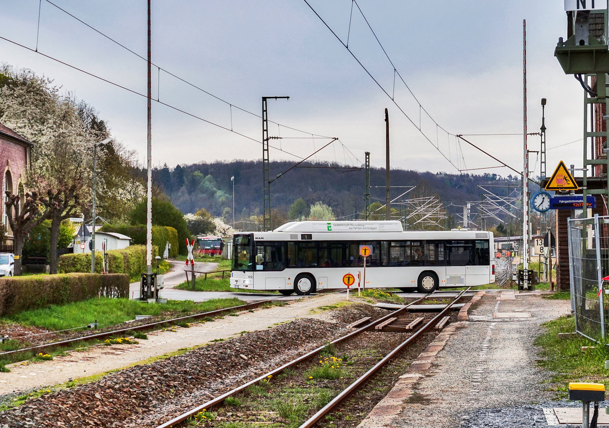 Ein MAN CNG Niederflurbus (Nr. 122) der SÜC, überquert am 12.4.2017 den Bahnübergang beim Bahnhof Creidlitz.
Unterwegs war der Bus auf der Linie 1 (Niederfüllbach - Theaterplatz - Coburg Bahnhof ZOB - Bertelsdorf/Wpl).