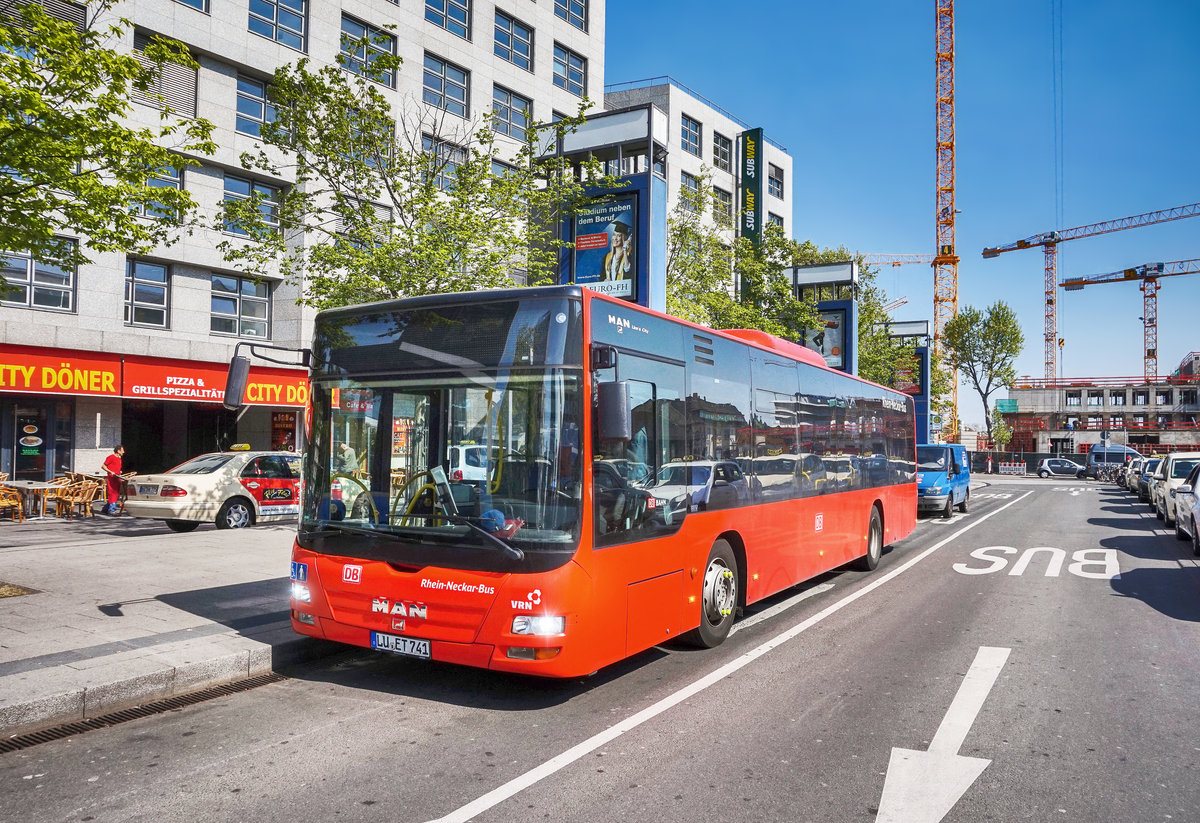 Ein MAN Lion´s City von DB Rhein-Neckar-Bus steht am 20.4.2017 bei der Haltestelle Mannheim Hauptbahnhof.